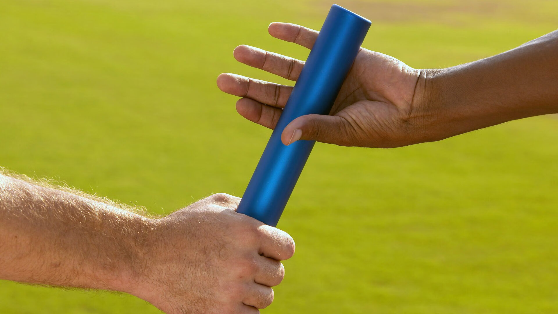 城市夜间慢跑活动，灯火亮丽中的运动时光，城市夜跑注意事项