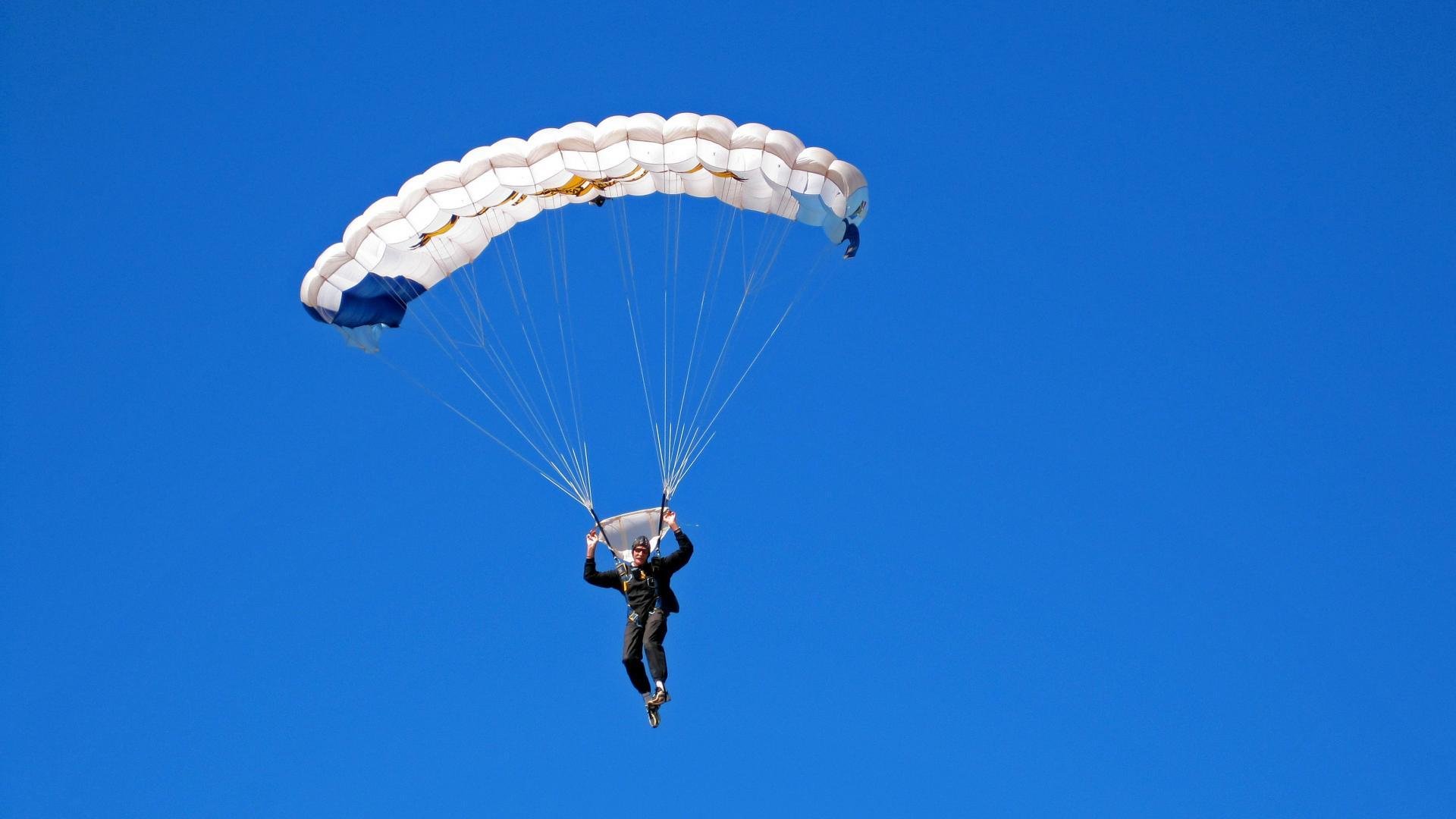 摩洛哥骑手阿米尔·本·哈桑在2024年巴黎奥运会三项赛中获得第20名，展现出色表现。